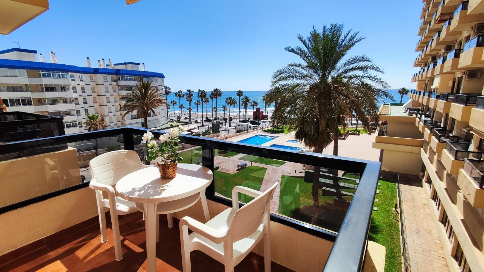 Aloha Playa Apartment With Ocean Views And Pools Benalmadena Bagian luar foto