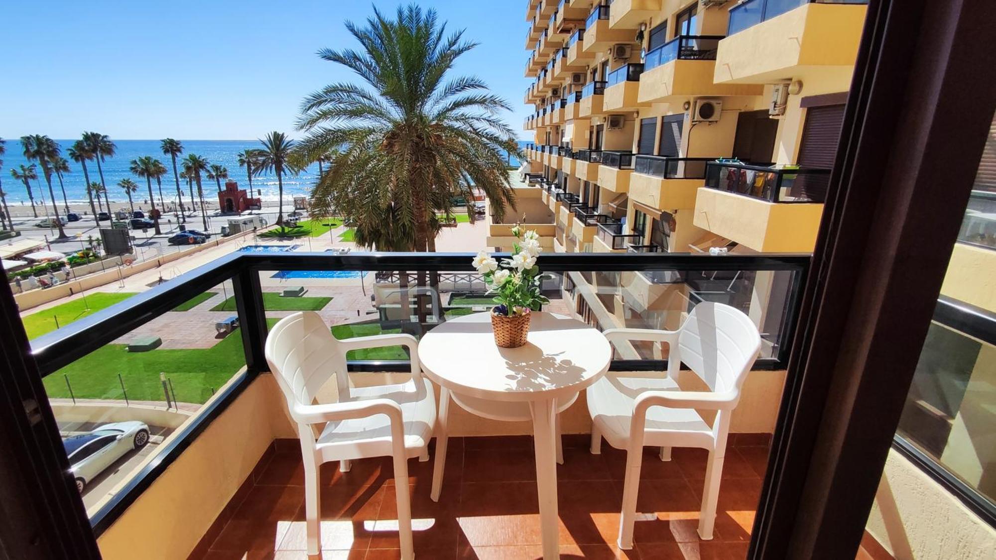 Aloha Playa Apartment With Ocean Views And Pools Benalmadena Bagian luar foto