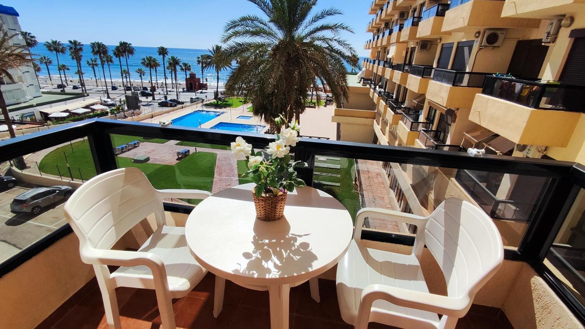 Aloha Playa Apartment With Ocean Views And Pools Benalmadena Bagian luar foto